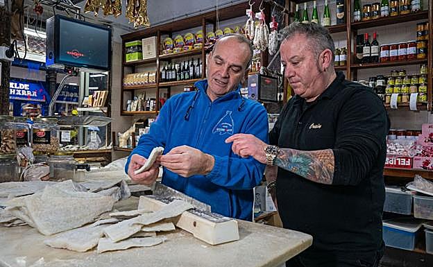 David compra los lomos de bacalao de las islas Feroe en un clásico como Gregorio Martín. En la foto, atendido por Pablo Mesa.